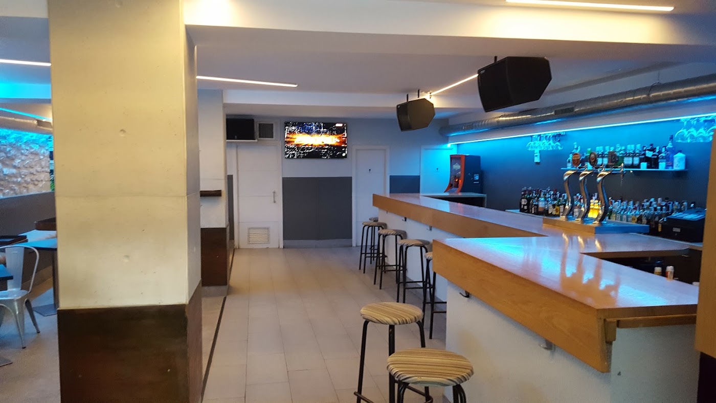 Salón interior con la barra y los taburetes